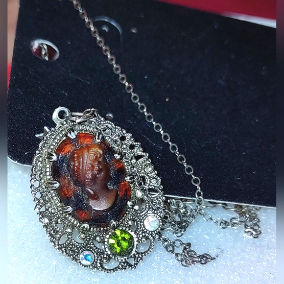 Cameo Pendant Necklace Root Beer Colored Face w/ Peridot - Picture 9 of 11